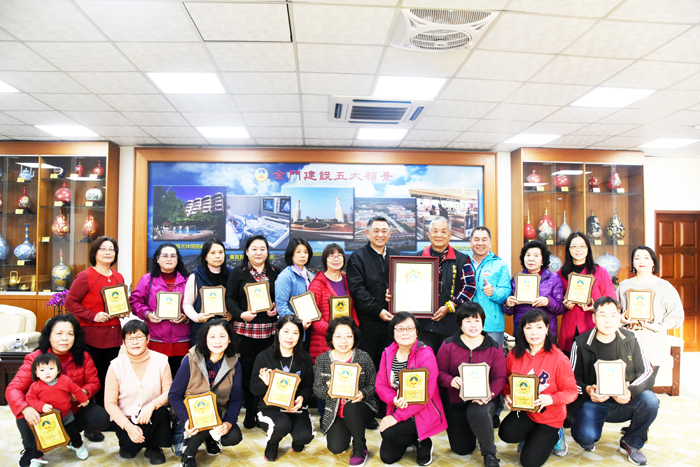 109年度優良市集暨樂活名攤評核結果揭曉，金門縣金湖鎮金湖市場在本次評核中摘下優良市集2星獎，另19處樂活攤商也分別獲得星級肯定，並於昨日前往縣府接受楊鎮浯縣長的表揚和鼓勵。（翁維智攝）