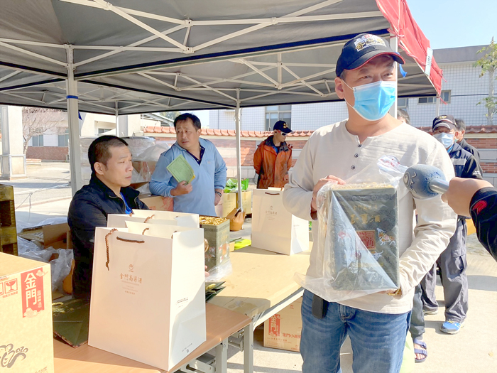 幸運買主開心購買保值的玉璽酒。（許加泰攝）