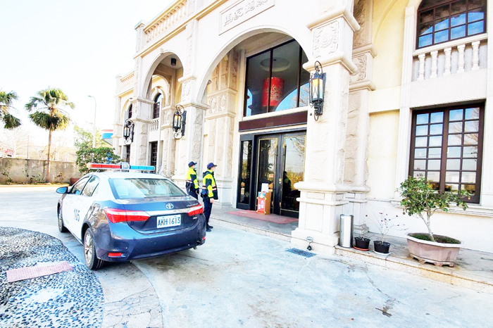 年節將近，領取大筆現金或更換大量新鈔，公司或民眾若有需求護鈔，可提前向轄區分駐（派出）所提出申請，警方會全程護送。（金城分局提供）