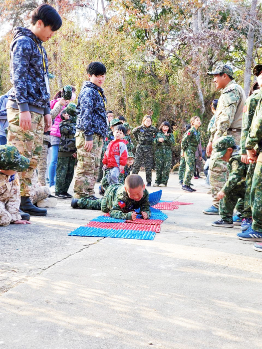 「金戰寒假軍事體驗營」，學員體驗各種軍事生活。（金門軟式氣槍運動委員會提供）