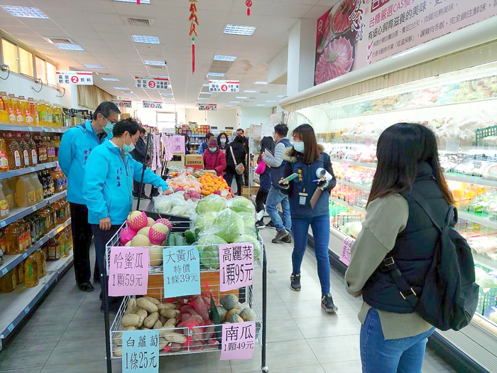 衛生局抽查年貨相關食品。
（衛生局提供）