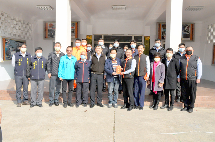 春節將屆，金門縣議會議長洪允典昨帶著議員和議會主管到軍警消單位慰勞，並致送加菜金加油與賀新年。（楊水詠攝）