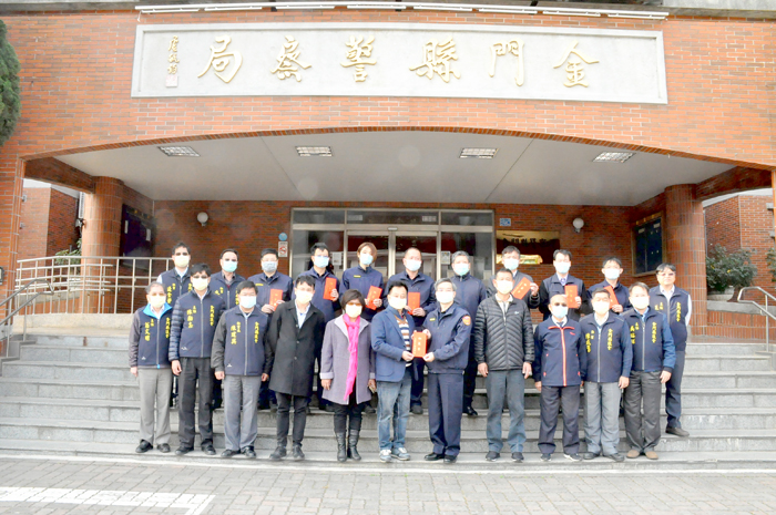 春節將屆，金門縣議會議長洪允典昨帶著議員和議會主管到軍警消單位慰勞，並致送加菜金加油與賀新年。（楊水詠攝）