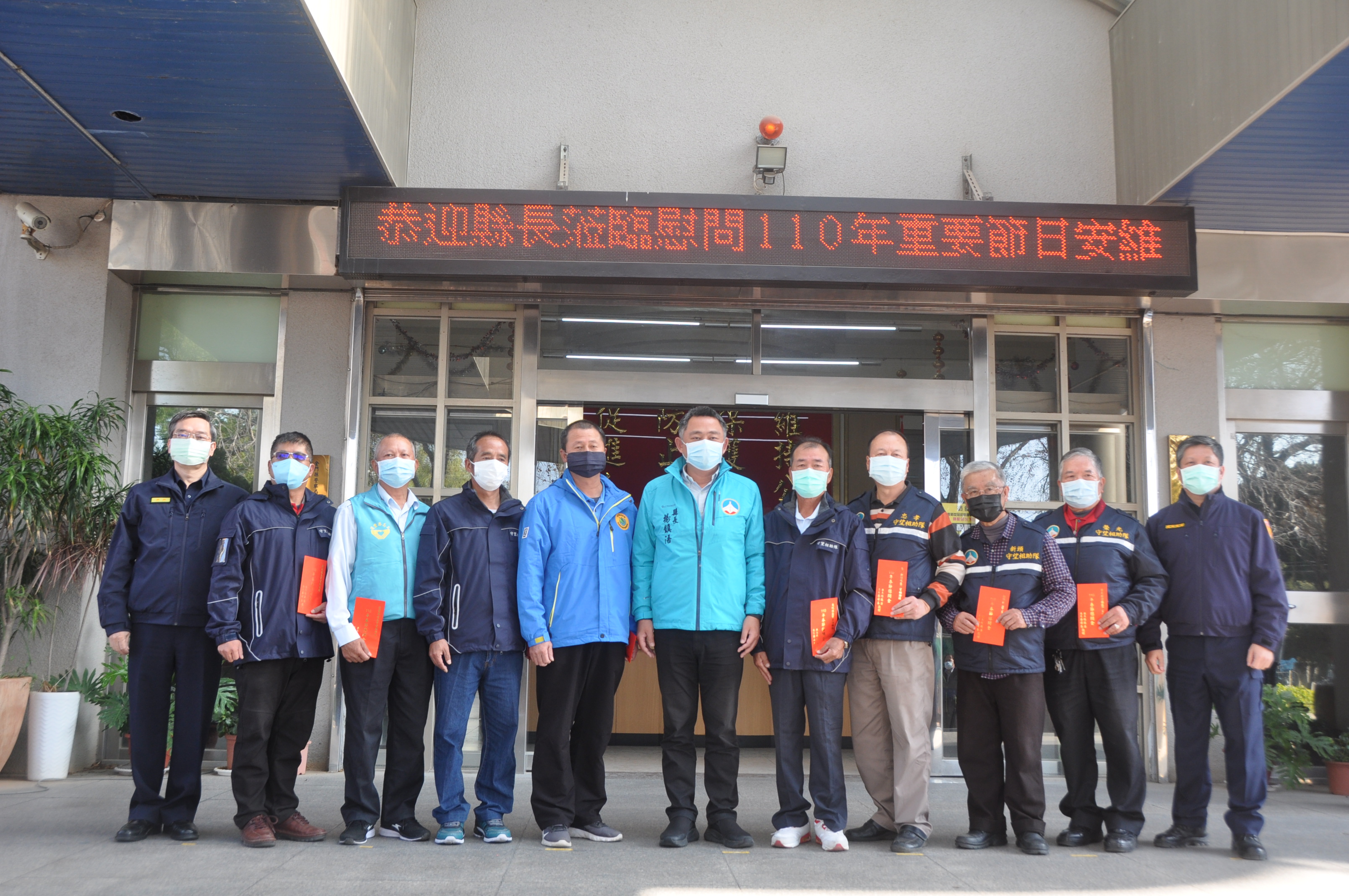 縣長楊鎮浯今日前往金門縣警察局金城分局慰問執勤員警和協勤民力,肯定警察同仁和協勤民力過去一年在維護治安和警政業務的支持和辛勞。(李增汪攝)