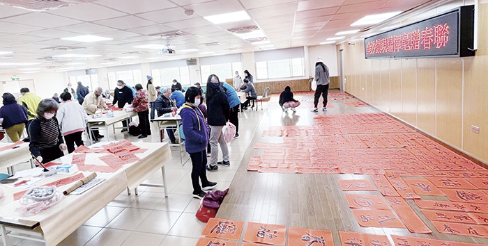 「迎新春、寫春聯」金沙鎮公所辦理現場揮毫致贈春聯活動，金門縣書法學會十餘位書法家到場書寫春聯供民眾索取。（陳麗妤攝）