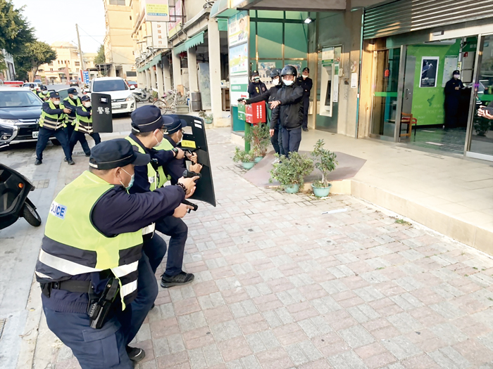 金湖警分局舉辦防搶演練。（金湖分局提供）
