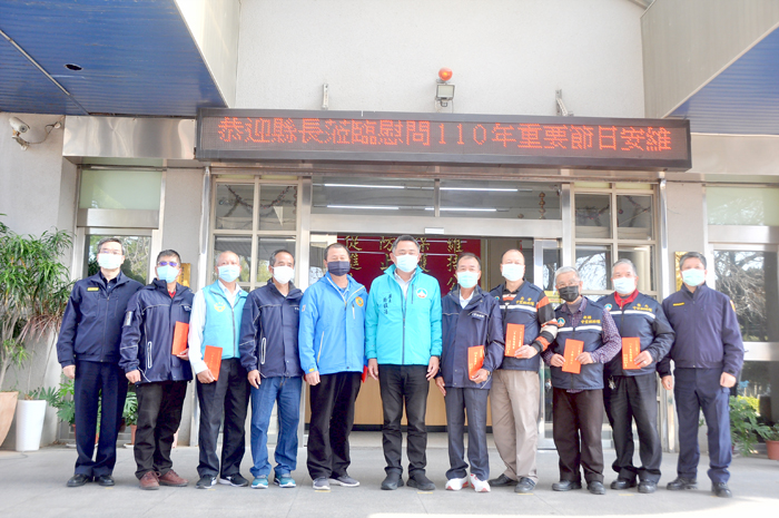 各圖為縣長楊鎮浯昨日下午前往金門縣警察局金城分局慰問執勤員警和協勤民力，肯定警察同仁和協勤民力過去一年在維護治安和警政業務的支持和辛勞。（李增汪攝）