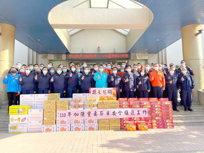 各圖為縣長楊鎮浯昨日下午前往金門縣警察局金城分局慰問執勤員警和協勤民力，肯定警察同仁和協勤民力過去一年在維護治安和警政業務的支持和辛勞。（李增汪攝）