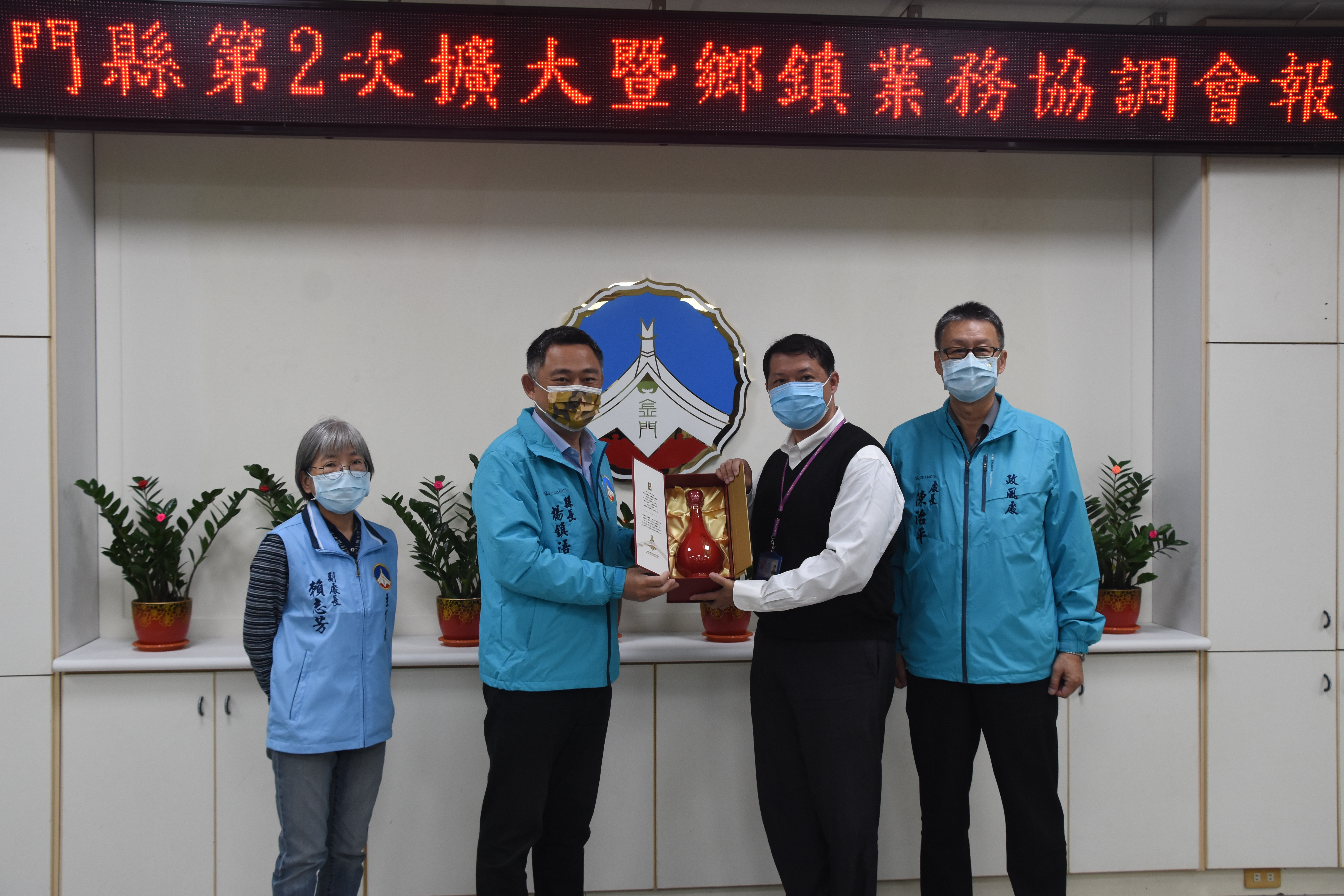 另考量稽查員均為無給職,縣府今年同樣以金門名酒贈予績優人員。(翁維智攝)