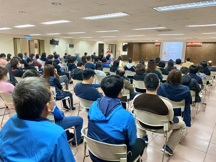 金湖鎮公所邀請文化局副局長許慧婷講述公文製作課程。（金湖鎮公所提供）