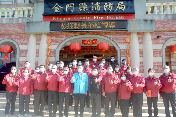 縣長和警義消合影。
（許加泰攝）