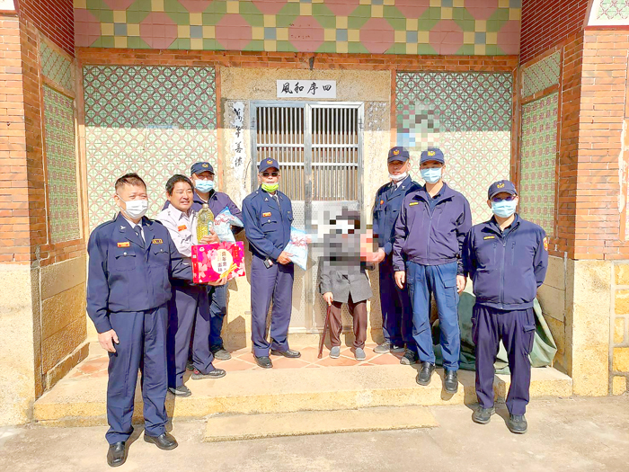 金湖分局金沙分駐所員警陪同民防、義警前往轄內弱勢家庭，致贈慰問金及生活必需品。（金湖分局提供）
