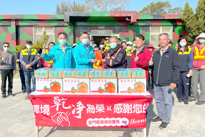 縣長楊鎮浯率相關局處人員前往金湖鎮資源回收場慰問清潔隊員的辛勞，並致贈慰勉金、運動飲料、當季水果等，提前向大家拜年，並合照。（莊煥寧攝）