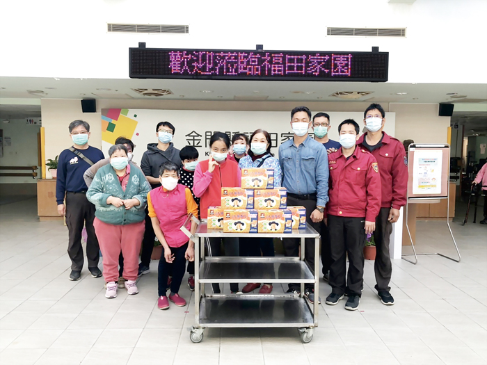 春節將至，金沙義消分隊至松柏園、福田家園辦理春節慰問活動。（消防局提供）