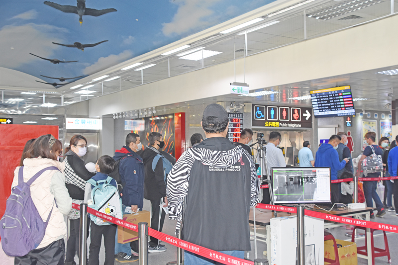 金門航空站主任洪念慈表示,為疏解110年度春節期間返臺旅客需求,2月15日上午6時30起至2月17日止為期三天將成立「聯合補位單一窗口」服務櫃檯。(翁維智攝)