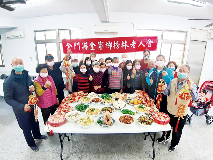 農曆新年將屆，金寧鄉榜林老人會辦理「金門傳統古早味年菜DIY」活動：縣議員許玉昭和婆婆媽媽端出有金門家鄉味的傳統料理。（許加泰攝）