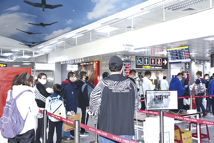 金門航空站主任洪念慈表示,為疏解110年度春節期間返臺旅客需求,2月15日上午6時30分起至2月17日止為期三天將成立「聯合補位單一窗口」服務櫃檯。(本報資料照片/翁維智攝)
