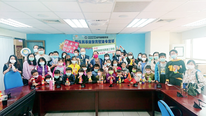 移民署金門縣服務站舉辦活動，讓新住民彩繪風獅爺素坯瓶，認識金門的特色文物風獅爺。（移民署金門縣服務站提供）