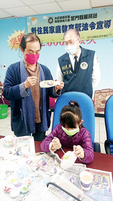 移民署金門縣服務站舉辦活動，讓新住民彩繪風獅爺素坯瓶，認識金門的特色文物風獅爺。（移民署金門縣服務站提供）
