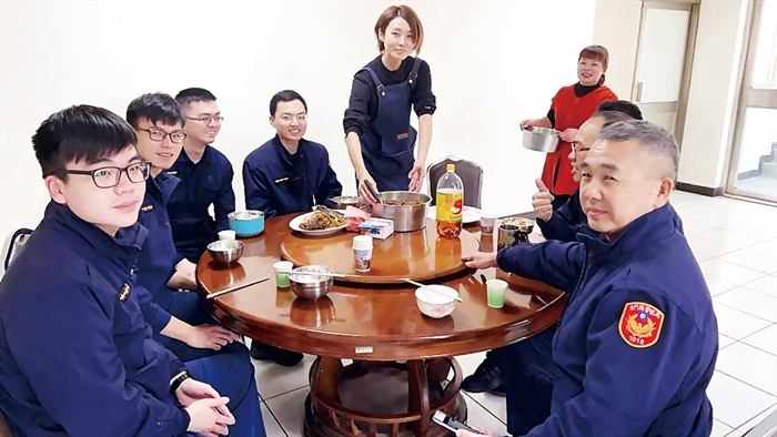 農曆新年將屆,金城分局長胡淑淨提前向員警拜年:金城分局長胡淑淨親自下廚,燒了一桌好菜,提前與同仁圍爐賀節。(金城分局提供)