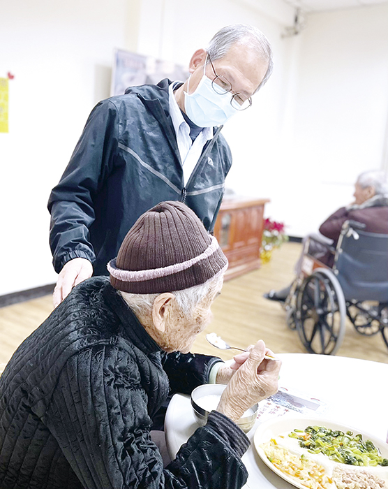 大同之家營養師為不同需求的長者設計菜單、調理飲食，讓長者能吃得營養、快樂用餐。（大同之家提供）