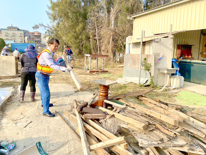 春節將至，圖為金湖鎮公所展開清潔大掃除。（陳冠霖攝）