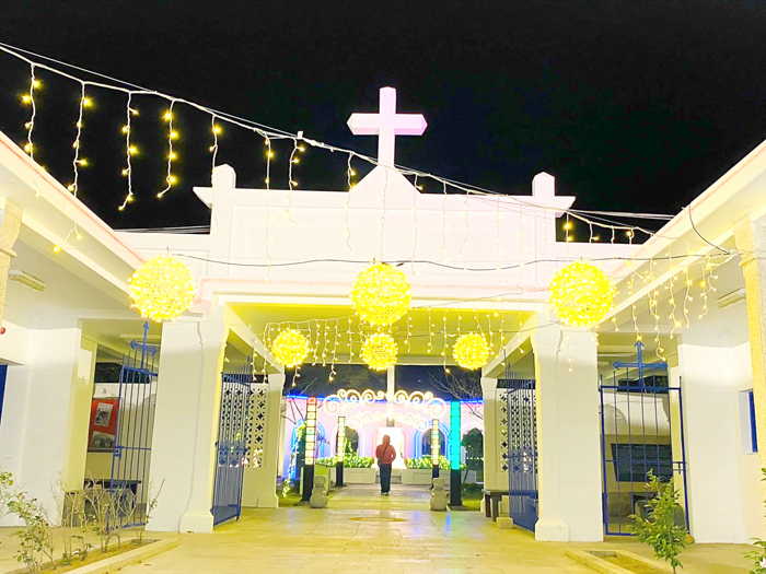 羅寶田神父紀念公園裝飾大量燈飾。（陳冠霖攝）