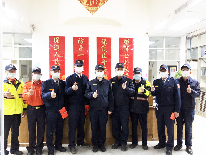 金門縣警察局局長蔡祥春由金湖分局長何明祥陪同慰問轄區義警、民防、義交及守望相助隊。（金湖分局提供）