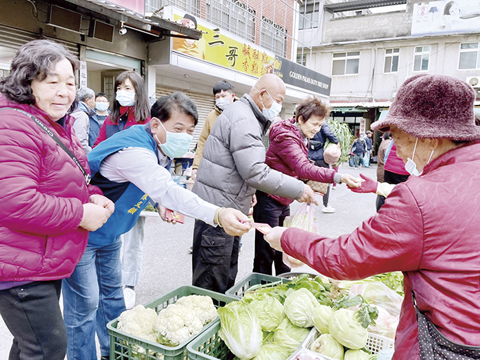 金湖鎮長陳文顧視察金湖菜市場，發送小紅包。（陳冠霖攝）