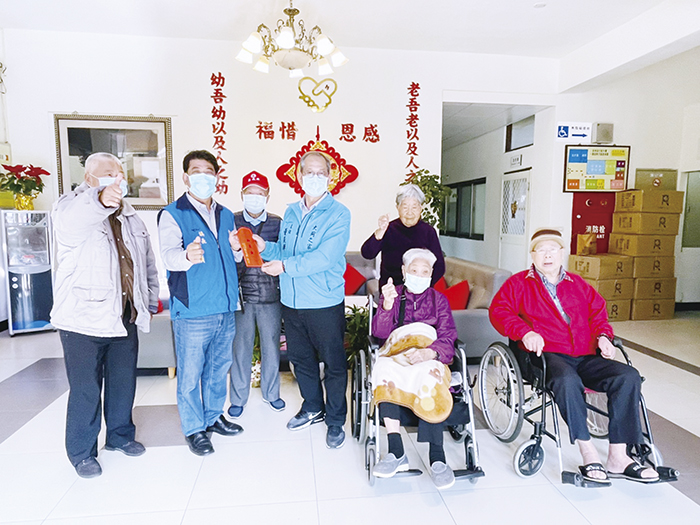 春節前夕，金湖鎮長陳文顧前往大同之家關懷慰問。（金湖鎮公所提供）
