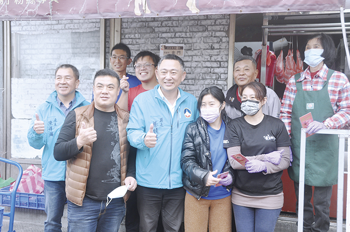 縣長楊鎮浯昨天一大早前往金湖鎮、金沙鎮、金城鎮傳統市場瞭解年貨和民生物資供應的交易狀況，並向攤商及購物民眾拜年。（李增汪攝）