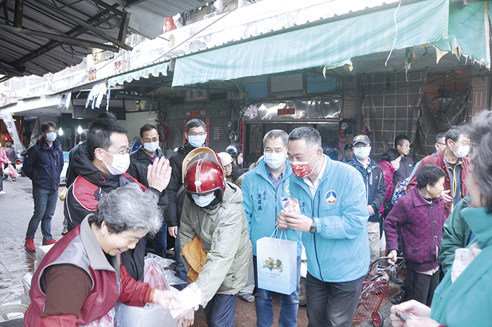 縣長楊鎮浯昨天一大早前往金湖鎮、金沙鎮、金城鎮傳統市場瞭解年貨和民生物資供應的交易狀況，並向攤商及購物民眾拜年。（李增汪攝）