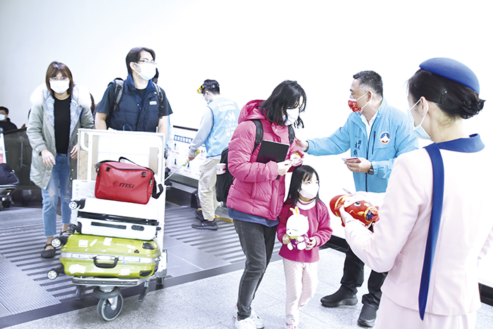 縣長楊鎮浯現場發放牛年玩偶及福袋吊飾賀節，分享過年喜氣。
（李金鎗攝）