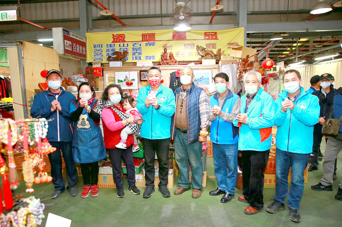 縣長楊鎮浯與金湖鎮長陳文顧視察金湖菜市場，發送小紅包。
（陳冠霖攝）