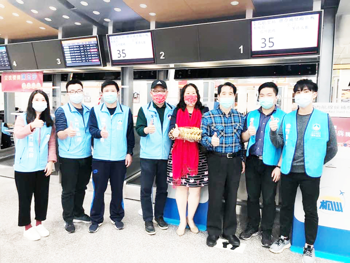 前「台灣金門同鄉會總會」總會長李台山（右三）也特別到松機關心鄉親補位情形並為縣府服務團隊加油打氣。
（縣府提供）