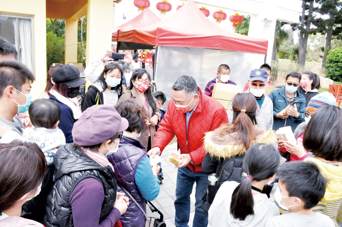 迎接農曆辛丑牛年的來臨，縣長楊鎮浯昨日上午率建設處處長陳祥麟等人，前往水試所等地向鄉親賀節、拜年。（楊水詠攝）