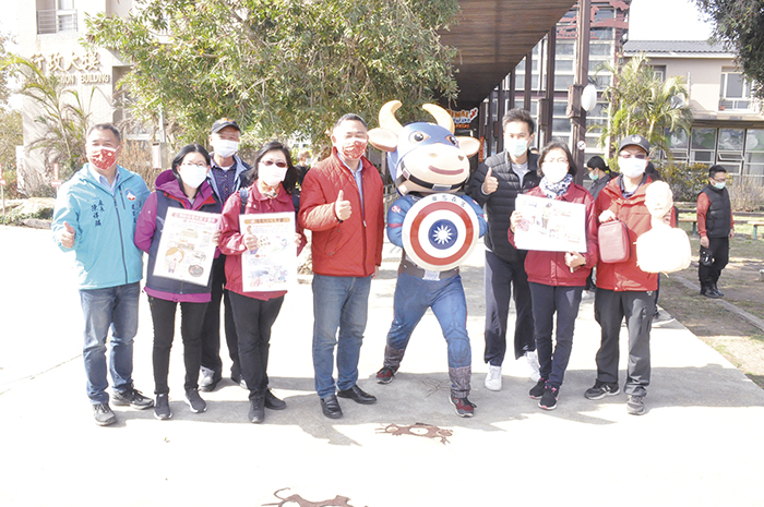 金門縣長楊鎮浯昨至金門畜產試驗所走訪，向入園鄉親拜年並與金湖婦宣隊合影。（楊水詠攝）