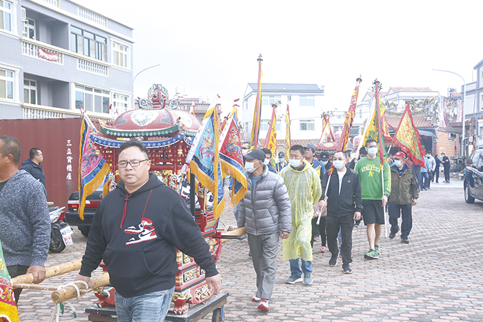 迎神隊伍巡安地方。（許加泰攝）