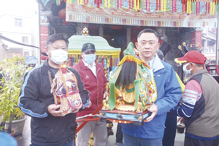 農曆正月初二,三鄉遵循百年歷史舉行迎奉關聖帝君的巡安活動:楊鎮浯縣長、金寧鄉長楊忠俊一同迎請關聖帝君和諸神明神像坐上神輿。(許加泰攝)