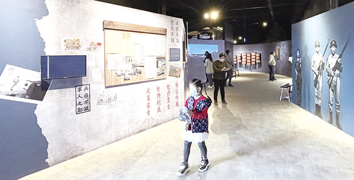 文化園區迎新春，每日上午9時至下午5時開放參觀（初四照常開放），館內第一館及第二館經過整理於農曆春節首亮相，透過多媒體互動式體驗，連日也吸引民眾至館遊玩，重新認識金門。（陳麗妤攝）