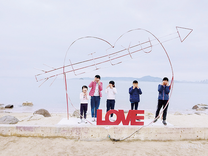 大年初二，許多大金門民眾特別過海到烈嶼鄉漫遊：雙口海濱公園LOVE愛情箭裝置藝術。（許加泰攝）