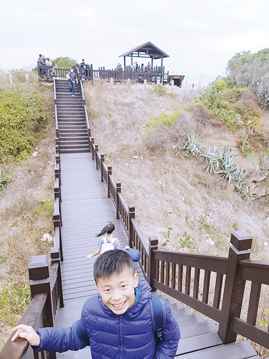 沙溪堡木棧道及海岸景致，都是熱門打卡點。（許加泰攝）