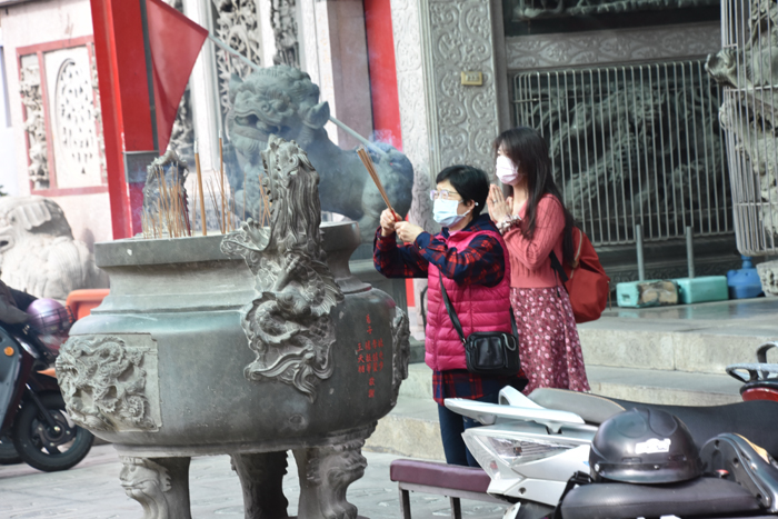 新春期間，民眾到各寺廟燒香祈福，希望新的一年一切平安順遂，浯島城隍廟舉辦「迎新春好運到．擲筊送好禮」活動；今年城隍廟主委楊耀芸也特別推動「福德正神財庫金」傳達環保概念，受到信眾歡迎。（莊煥寧攝）