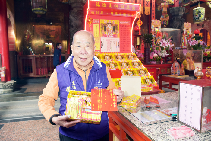 新春期間，民眾到各寺廟燒香祈福，希望新的一年一切平安順遂，浯島城隍廟舉辦「迎新春好運到．擲筊送好禮」活動；今年城隍廟主委楊耀芸也特別推動「福德正神財庫金」傳達環保概念，受到信眾歡迎。（莊煥寧攝）