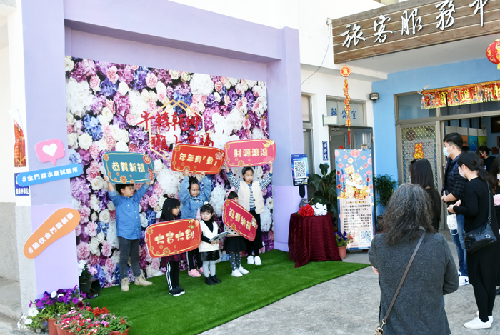 春節初一至初三，水試所以「金牛迎春鴻運照」為主題，用靜態展示及佈置，策劃「荔枝師│海廢藝術特展」、「金魚滿堂新春水族特展」、「針織珊瑚＆鱟生態文化展」，還布置一面網美花牆供民眾拍照打卡，吸引鄉親前往走春踏青。（莊煥寧攝）