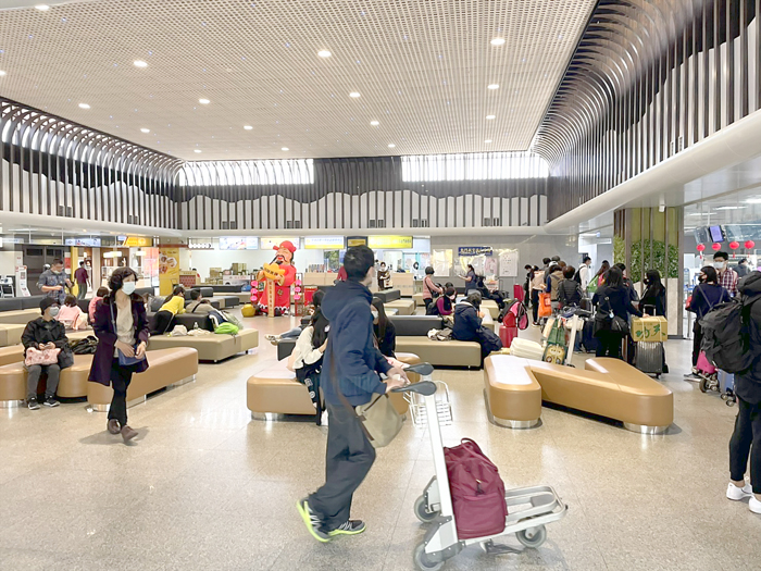 春節連續假期接近尾聲，大年初四，台金航空疏運進入高峰：民眾提前準備回到工作崗位，機場湧入不少旅客。（許加泰攝）