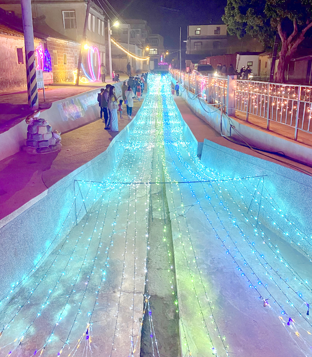 春節連假接近尾聲，但盤山村大水溝網紅景點「為什麼來金門？」，一直到3月15日，仍將點亮璀璨浪漫的燈景，歡迎遊客和鄉親繼續相約一起來賞燈。（翁維智攝）