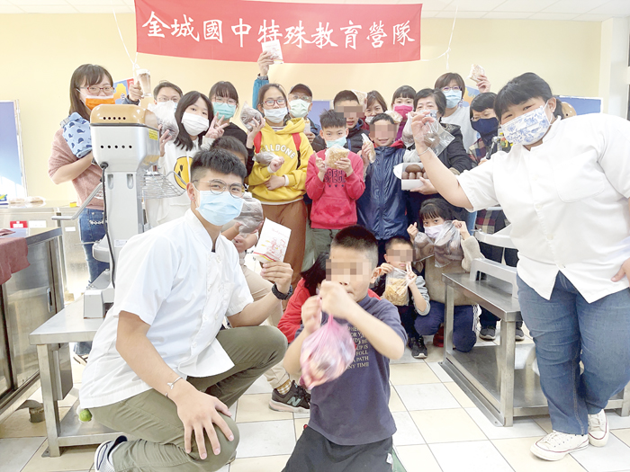 金城國中於寒假針對特教生舉辦冬令營，讓學生、家長一同體驗趣味體能與職業試探營隊課程。
（金城國中提供）