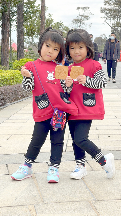 林務所今年新春福袋是和小林煎餅合作推出限量文創餅乾，為春節出遊的鄉親營造小驚喜。（陳麗妤攝）