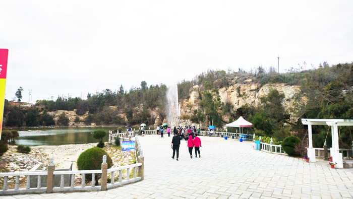 金門熱門新景點「喊泉」，成為新年鄉親造訪的好去處。（李增汪攝）